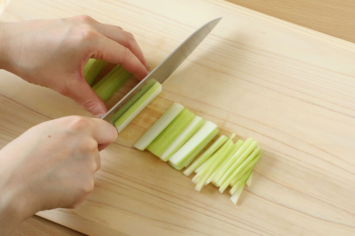 プロ直伝のセロリの切り方！苦味を消して旨味を極める下処理術