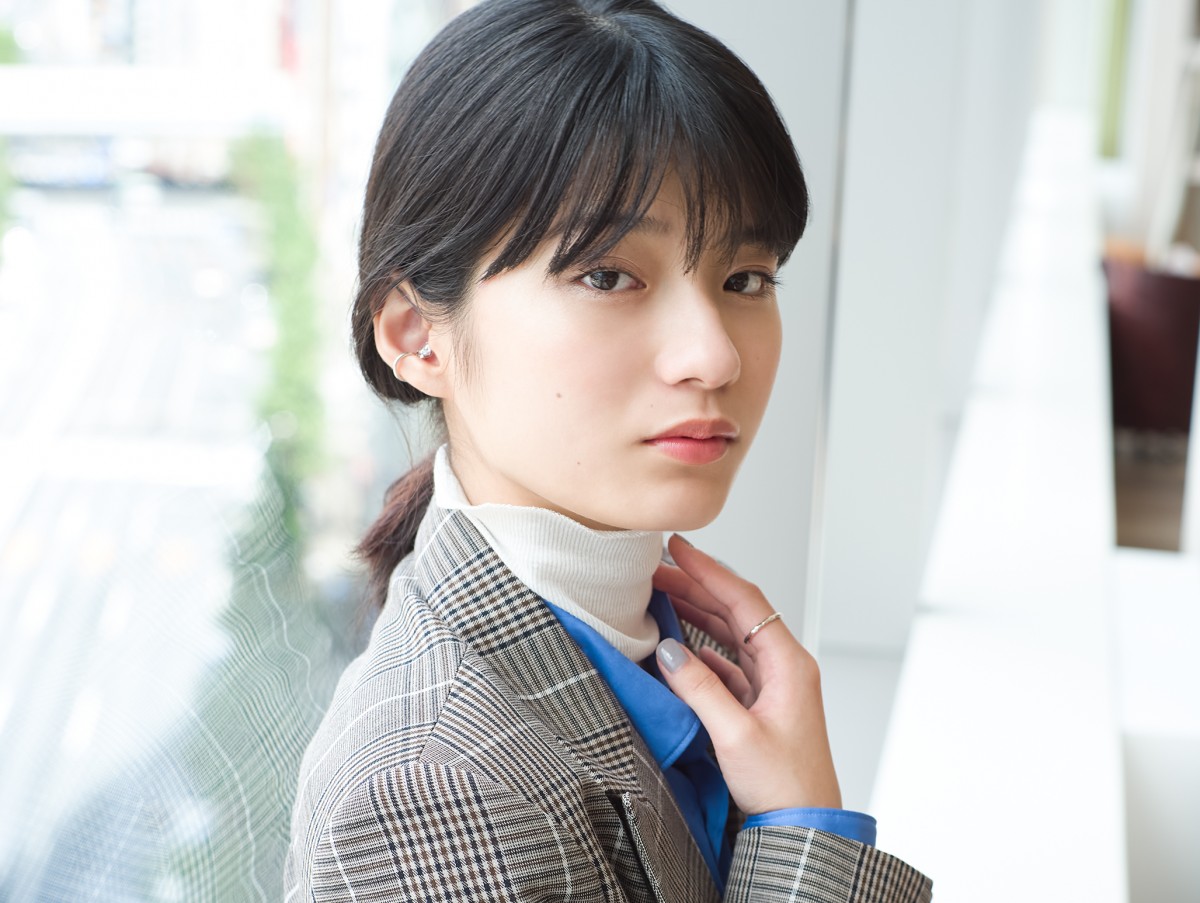 スクリーンを射抜く眼光と静寂の狂気——2026年、演技派女優・蒔田彩珠が辿り着いた新たな境地