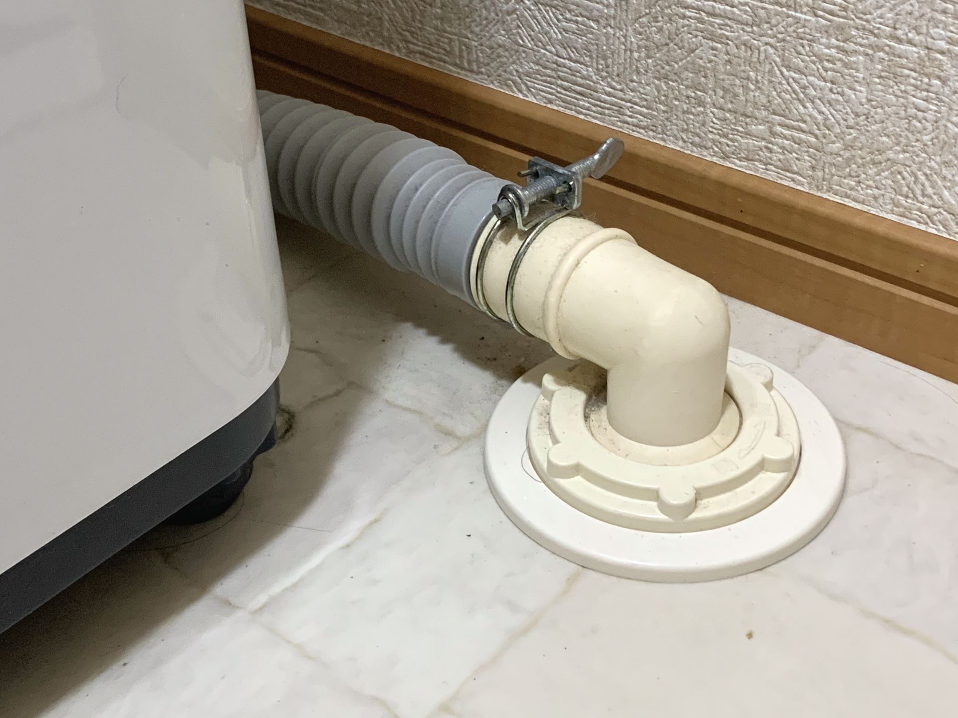 洗濯機の排水があふれる危機を回避！床水浸しを防ぐ自力解決と緊急対処