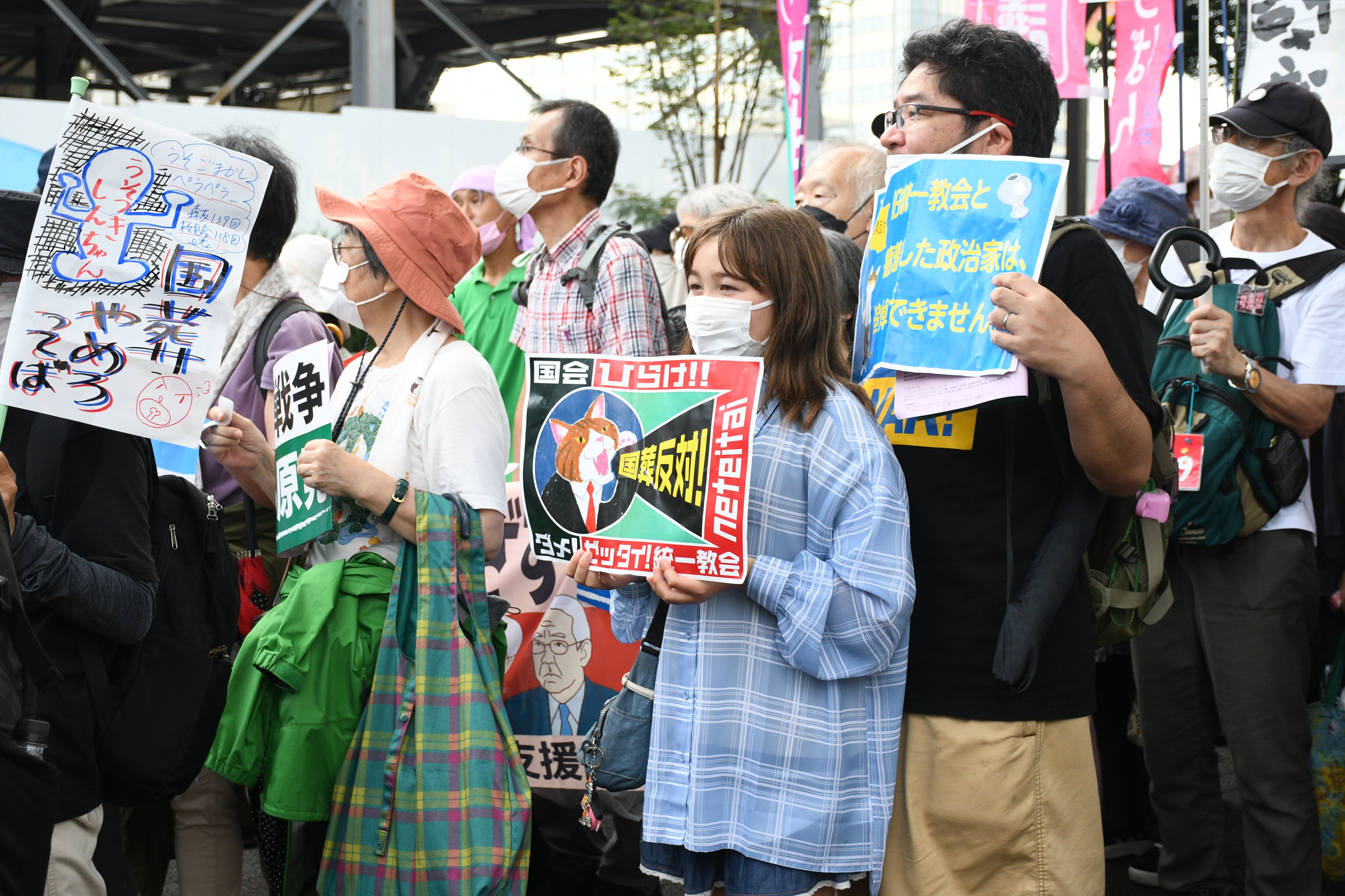 国葬反対は高齢者ばかり？世論調査とデモ実態から迫る世代間格差