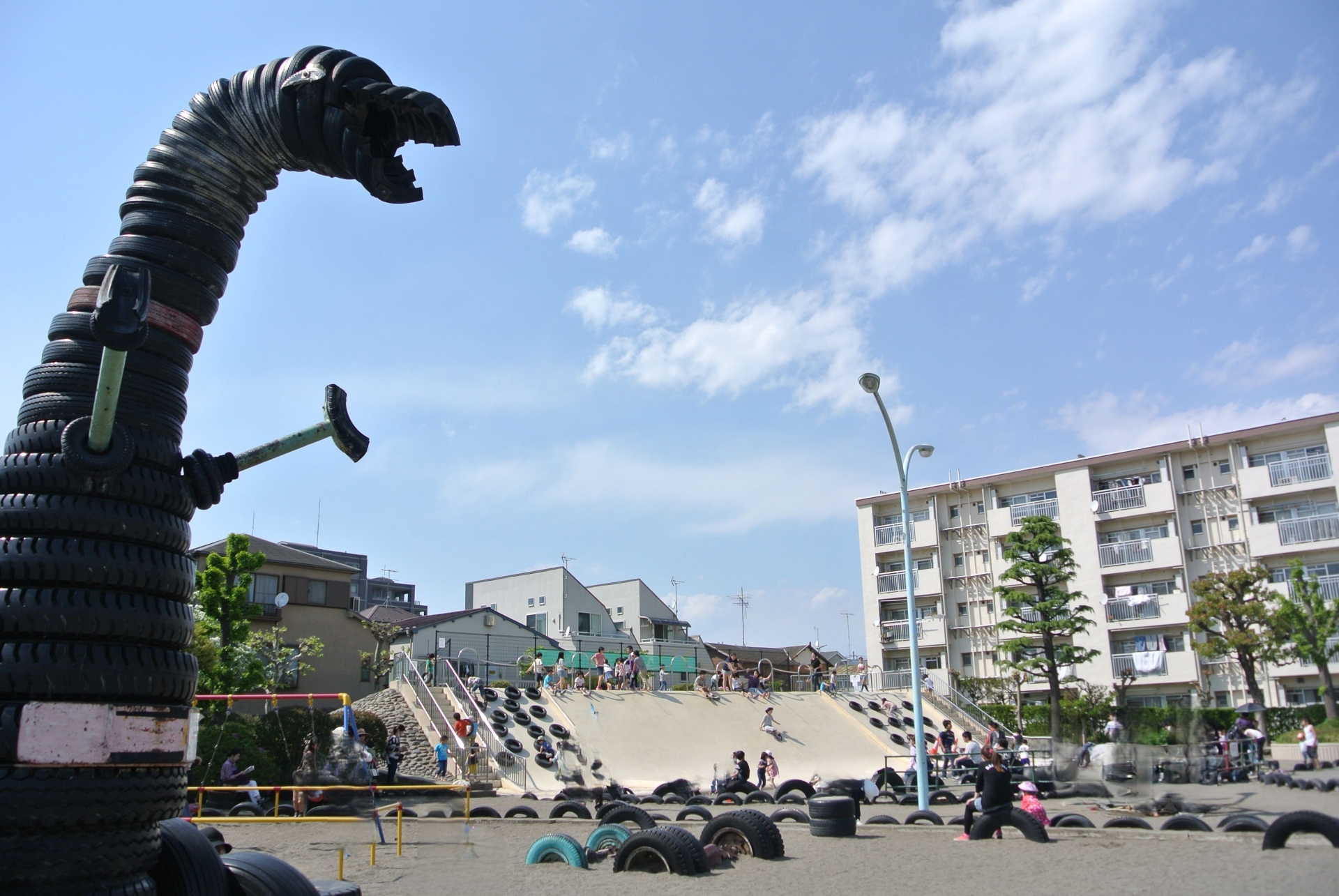 蒲田タイヤ公園の巨大怪獣はなぜ誕生？約3000本の謎と駐車場を徹底解説！