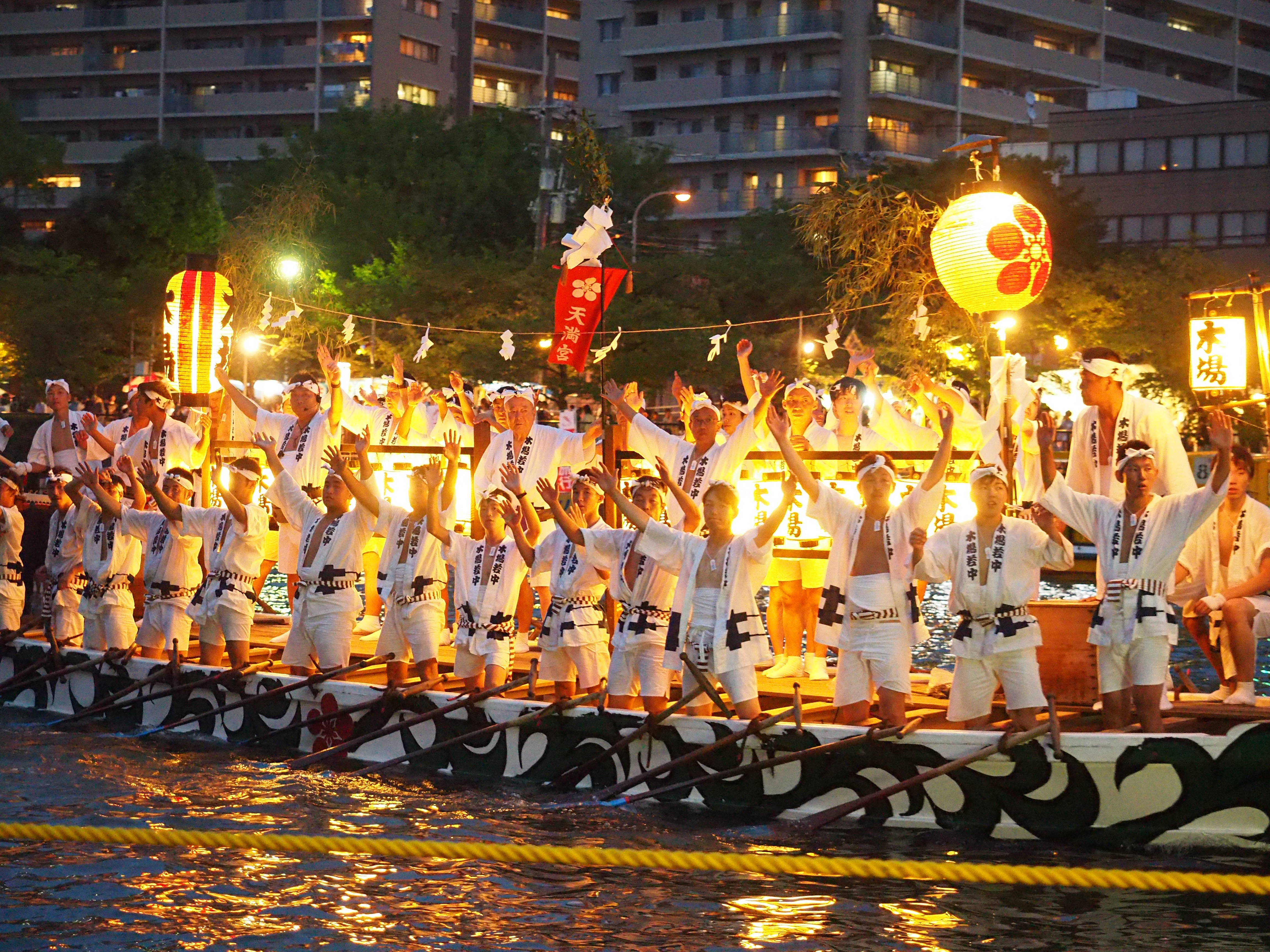 天神祭の人数は130万人規模！2026年混雑ピークと穴場回避術