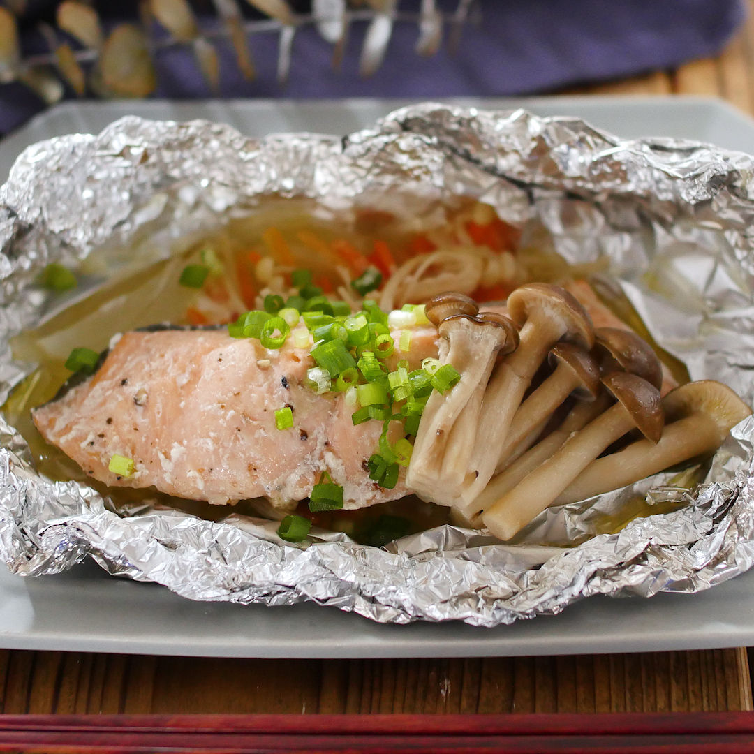 鮭のホイル焼きをフライパンで極上に！水を入れる理由と焼き時間の黄金律