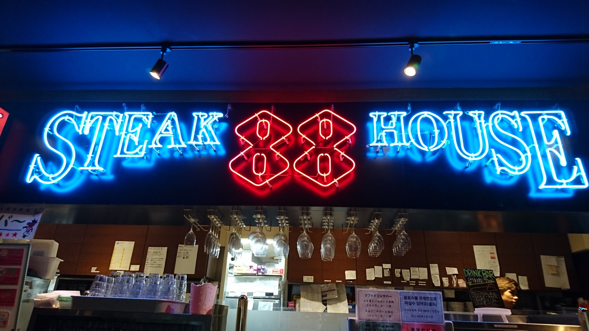 ステーキハウス88国際通り西口店を徹底解剖！名物メニューと混雑回避術
