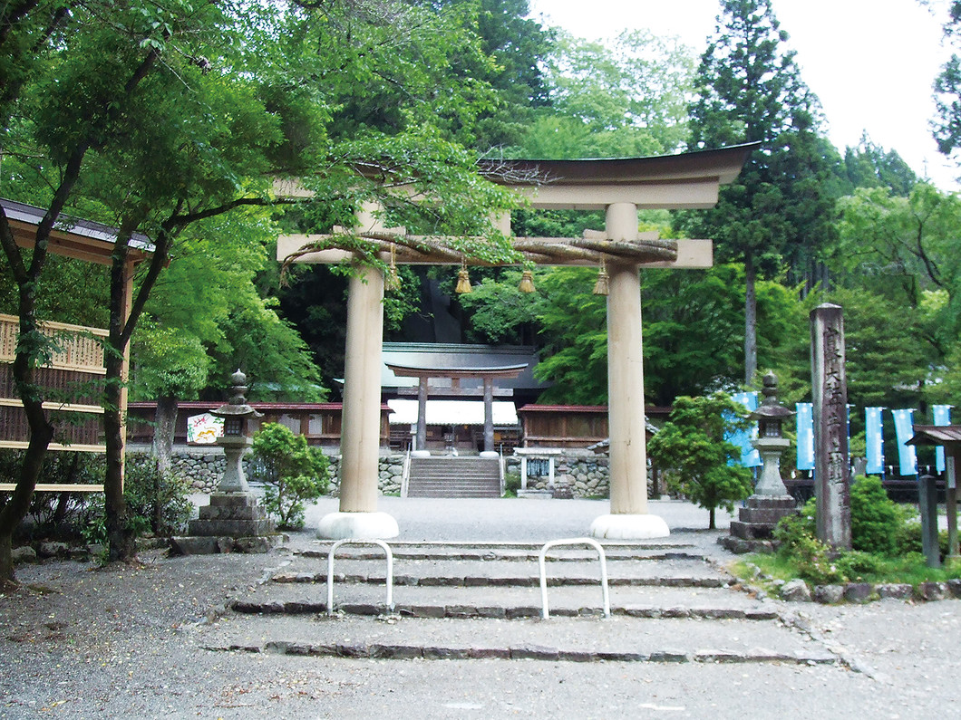 【2026年最新ルポ】喧騒の京都・奈良を離れた旅人が辿り着く聖域。水神降臨の秘境「丹生川上神社下社」に潜む圧倒的静寂と古代の記憶