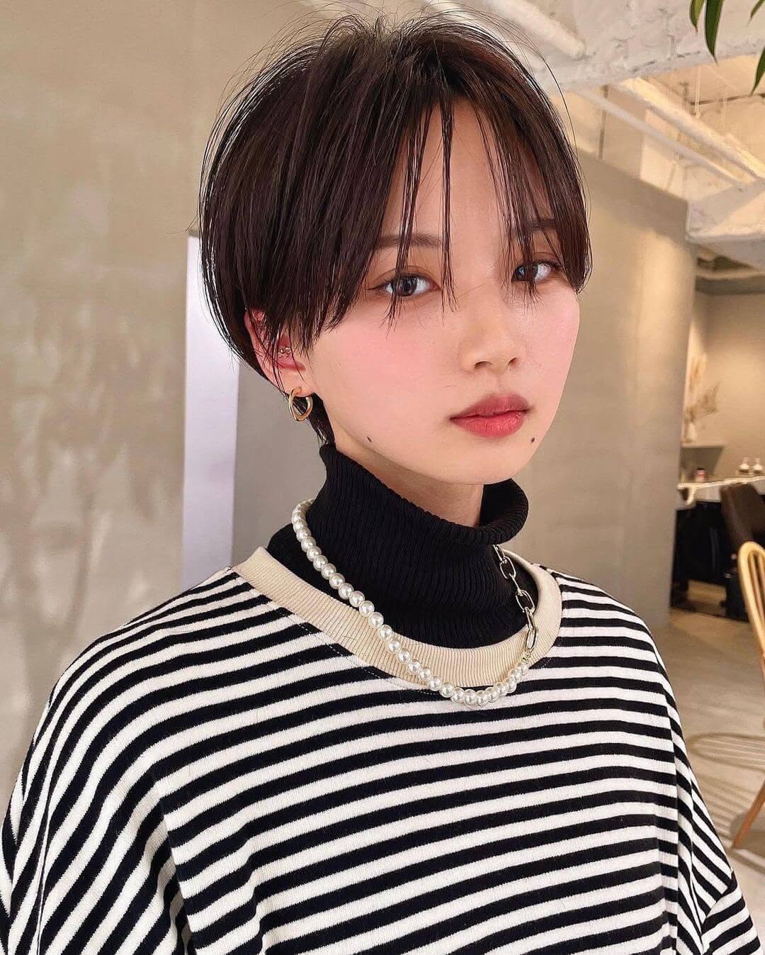 【2026年最新ヘアカタログ】なぜ今「ハンサムショート×前髪」が表参道で一番選ばれているのか？小顔と抜け感を両立するトレンド解剖
