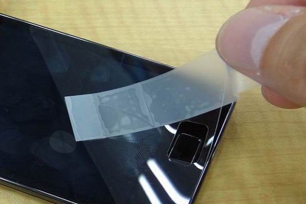 保護フィルムの気泡が勝手に消える？驚きの科学と消えない泡の正体