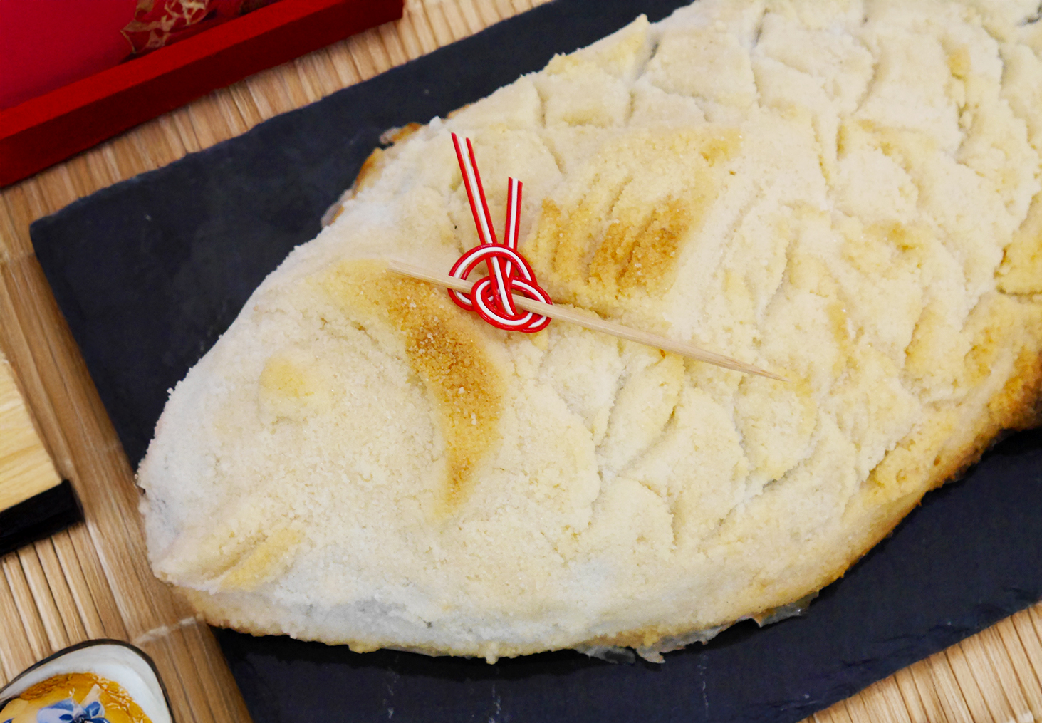 鯛の塩釜焼きはなぜ塩辛くない？黄金比レシピと失敗ゼロの割り方解説
