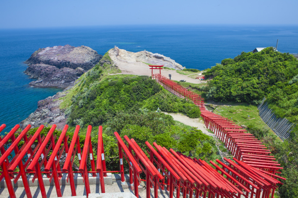 【2026年現地ルポ】日本海へ続く123基の鳥居が問いかける、「絶景」の未来と静寂の価値