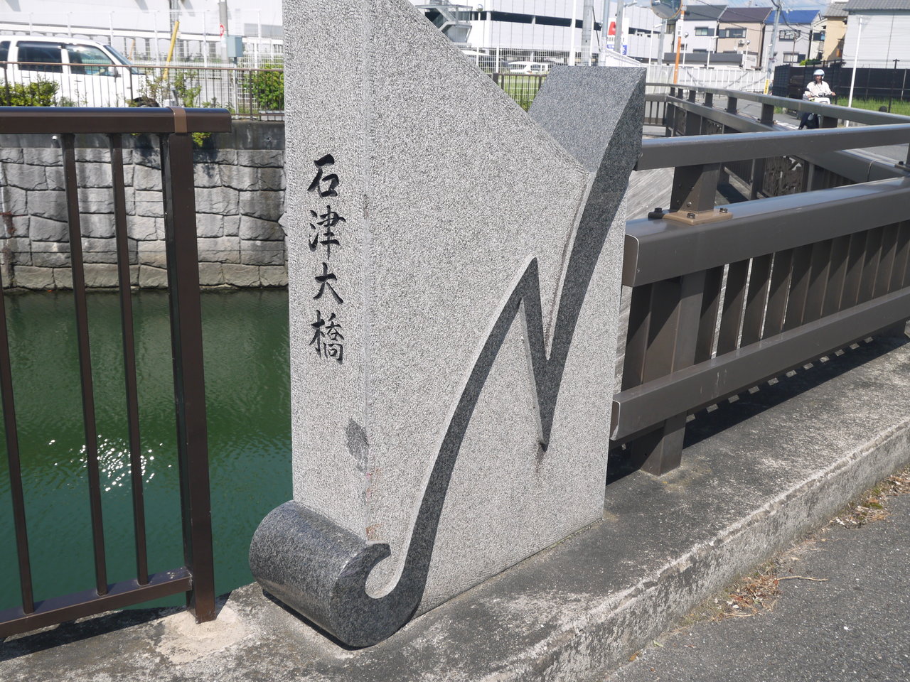 欄干とは？手すりとの違いや擬宝珠の名称・建築基準法まで徹底解説