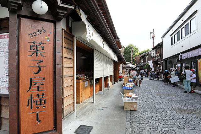 昭和の香りと2026年の熱気。小江戸川越「菓子屋横丁」が今、世界中を惹きつける理由