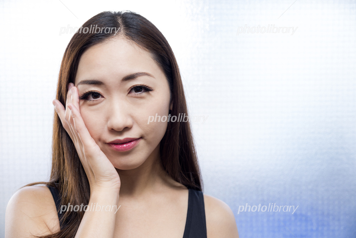 頬に手を添える仕草の深層心理とは？男女別の本音と脈あり見極め法