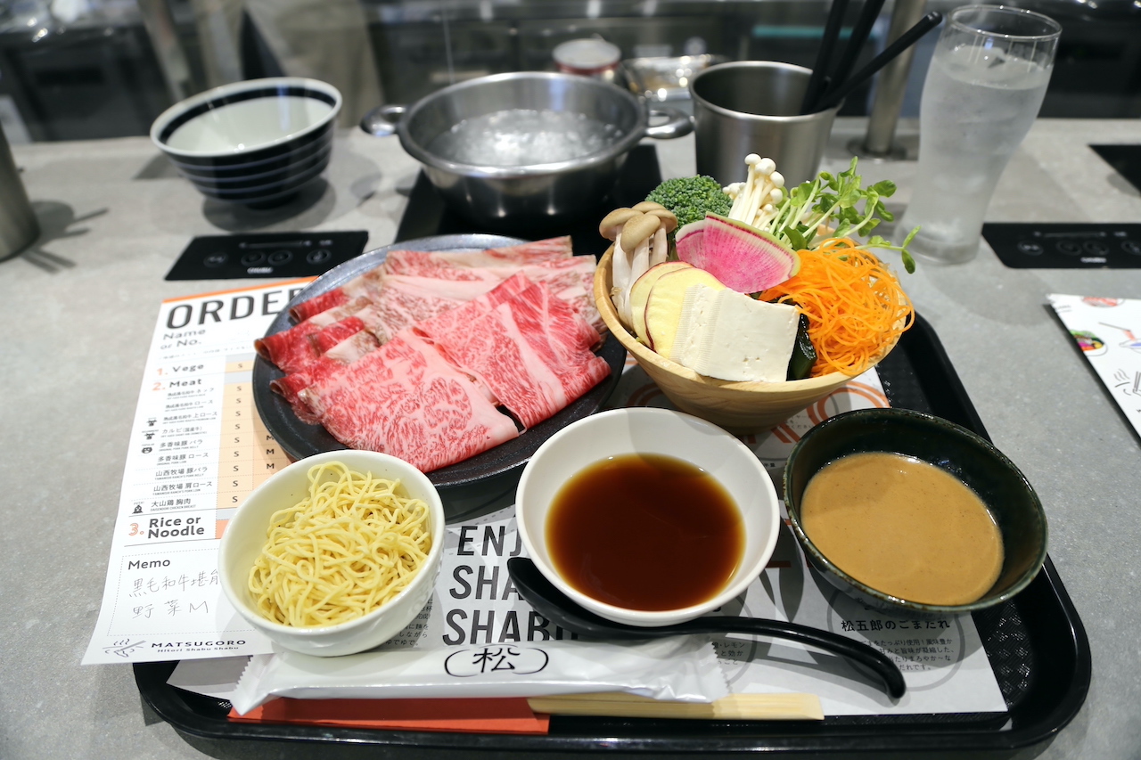 新宿駅の安いランチ決定版！1000円以下で満腹になる名店を徹底追跡