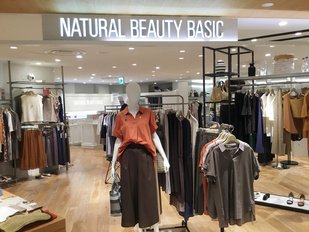 2026年春、なぜ働く女性は「新・オフィス服」に帰還するのか？進化するナチュラル ビューティ ベーシックの生存戦略