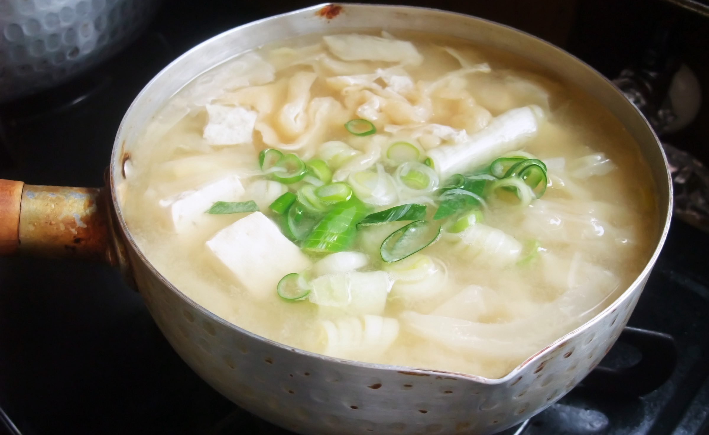 味噌汁を沸騰させてはいけない理由！風味低下と危険な突沸を防ぐ極意