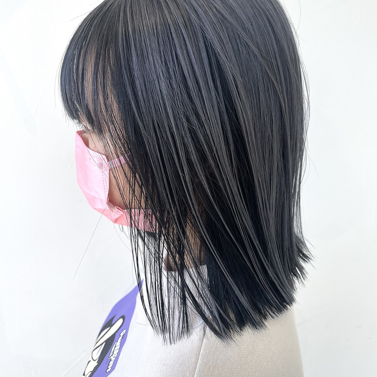 透明感際立つアッシュグレーの髪色！ブリーチ有無と2026年失敗防止術