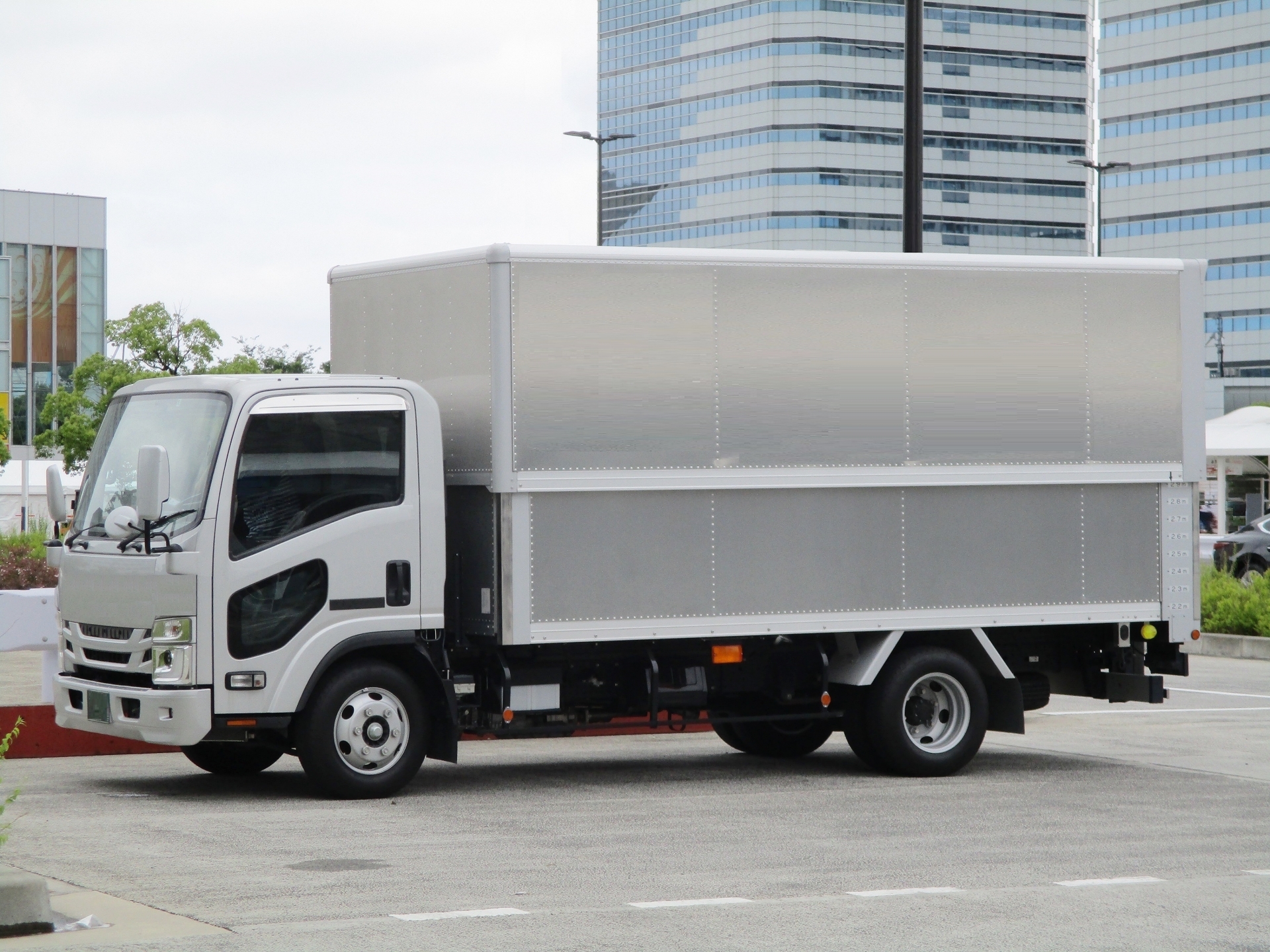 トラック運転手の顔が片側だけ老ける真相！車内紫外線の脅威と最新対策