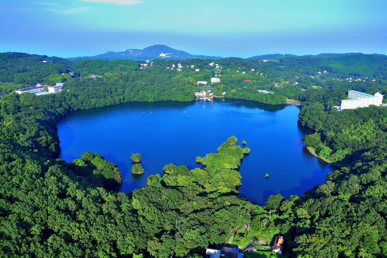 伊豆の瞳・一碧湖を徹底解剖！絶景カフェから散策と噂の真相まで