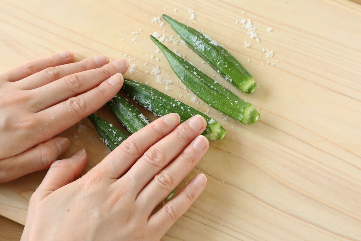 オクラの下処理で味が激変！基本の板ずりからレンジ時短術まで徹底解説
