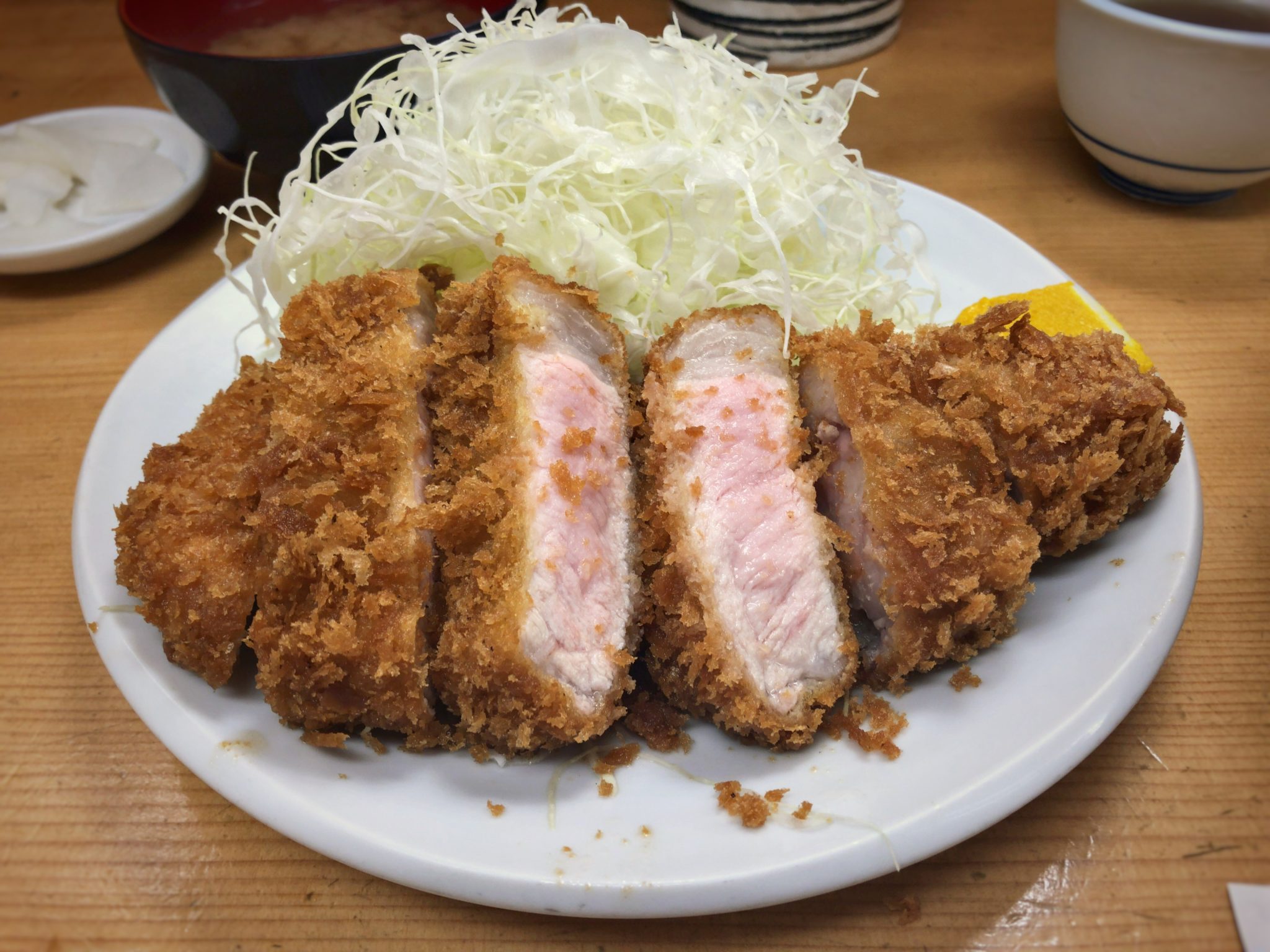 とんかつ山家上野店が誇る破格コスパの真相と御徒町との違いを徹底解剖