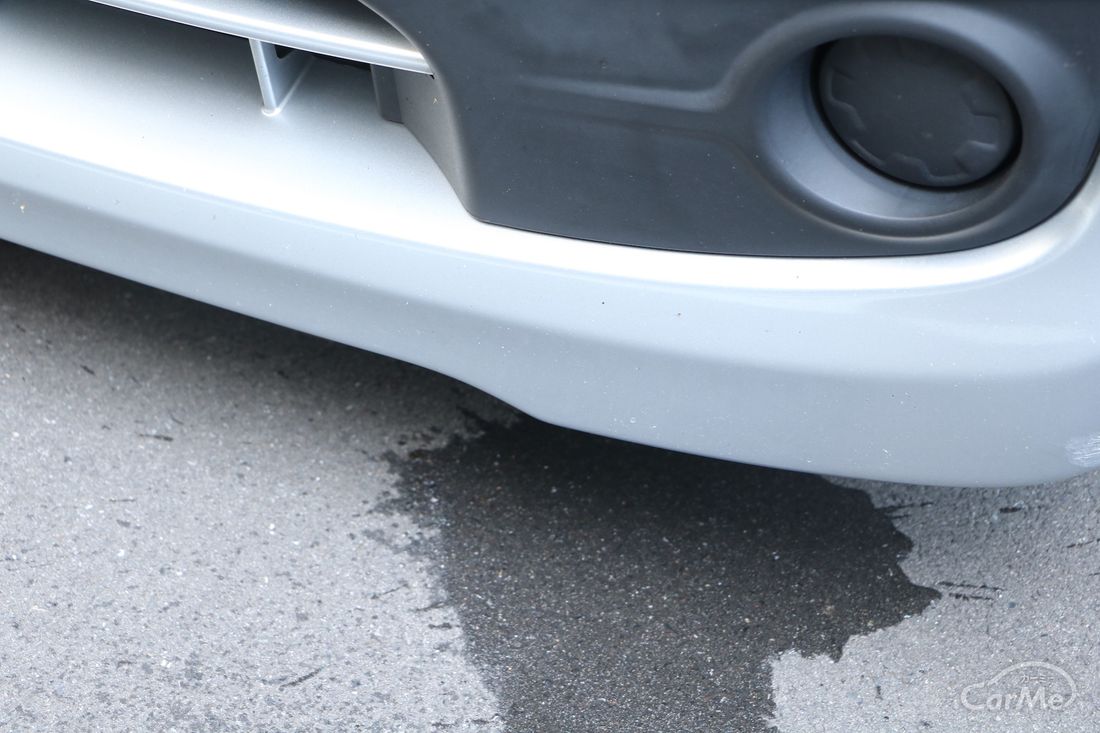 車の下の水漏れは放置Ng？エアコン排水と危険な液漏れの見分け方