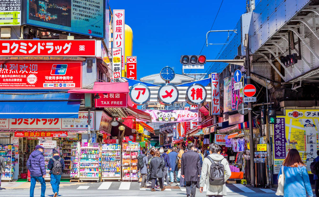 上野アメ横の現在2026｜多国籍グルメと伝統の叩き売りが放つ熱気