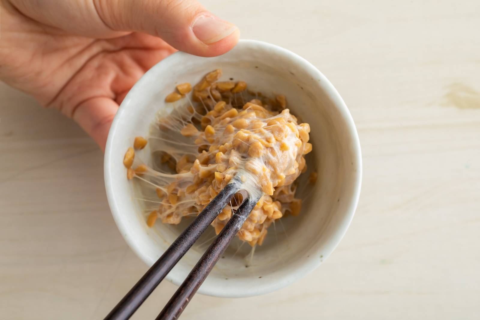 納豆は先に混ぜるのが正解？タレを入れるタイミングと旨味の科学