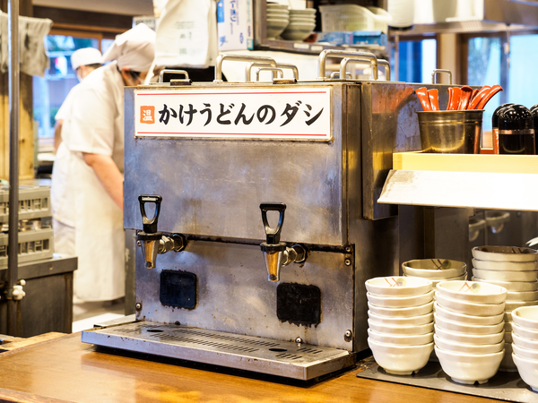 【2026年最新】丸亀製麺「出汁サーバー」の沼にハマる人々――無料スープの裏にある職人技とヒットの真相