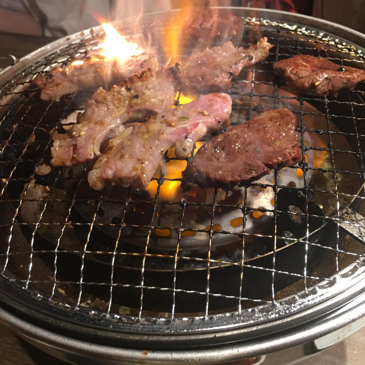 2026年の外食シーンを揺るがす「じゃんじゃか 炎蔵」旋風：本物志向の肉好きが炭火の暖簾へ殺到する理由