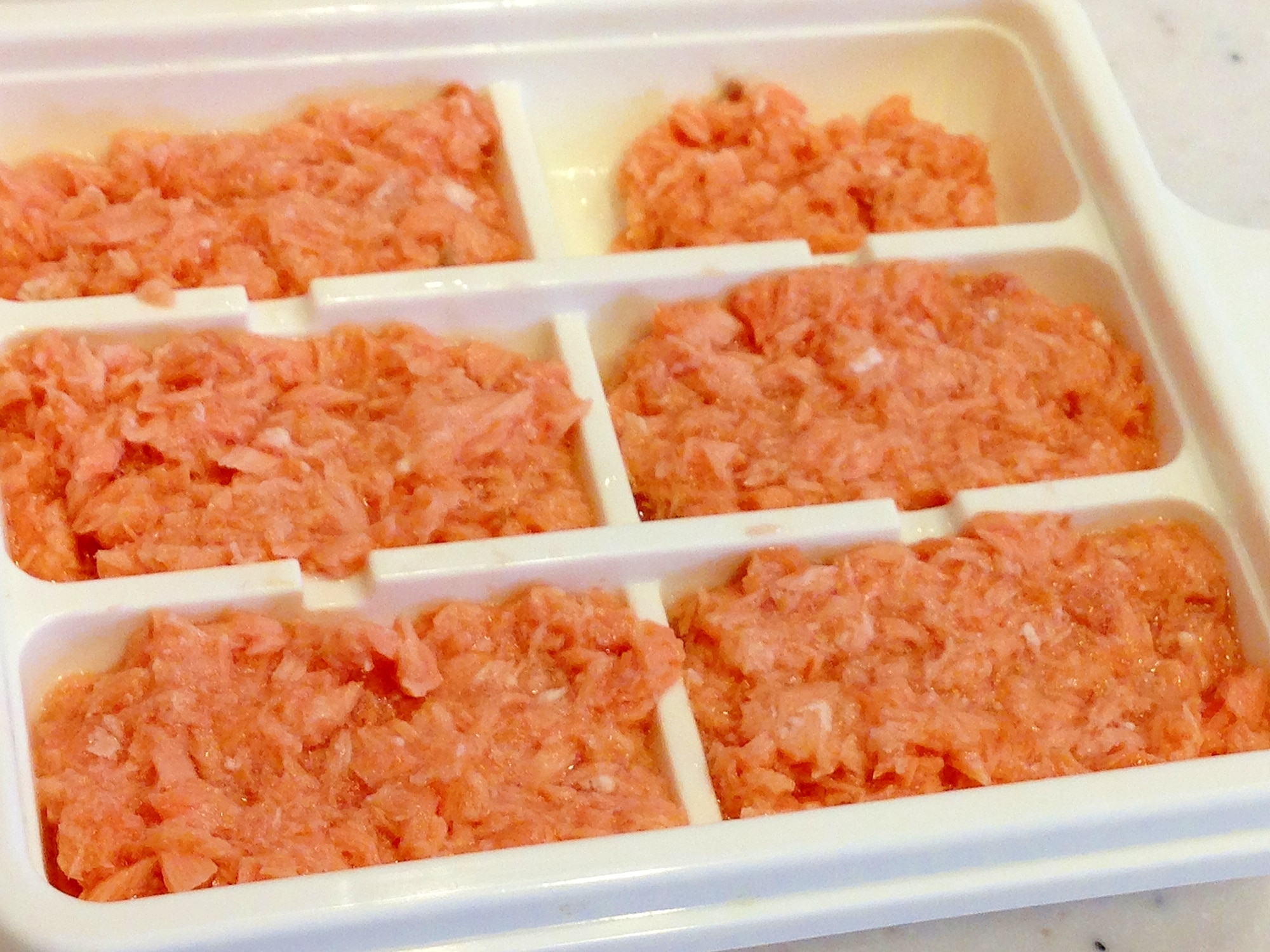 離乳食中期の鮭はいつから？下処理や刺身用の選び方＆簡単レシピ