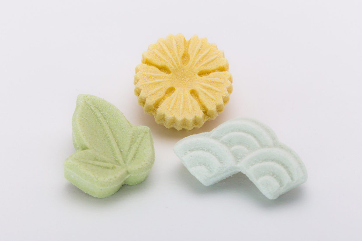 単なる砂糖菓子ではない！落雁とは歴史と匠が魅せる究極の口溶け