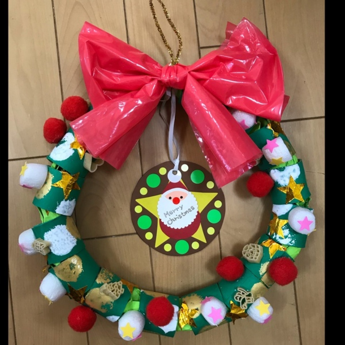 1歳児が夢中！簡単クリスマスリース製作と現場で役立つ実践指導案