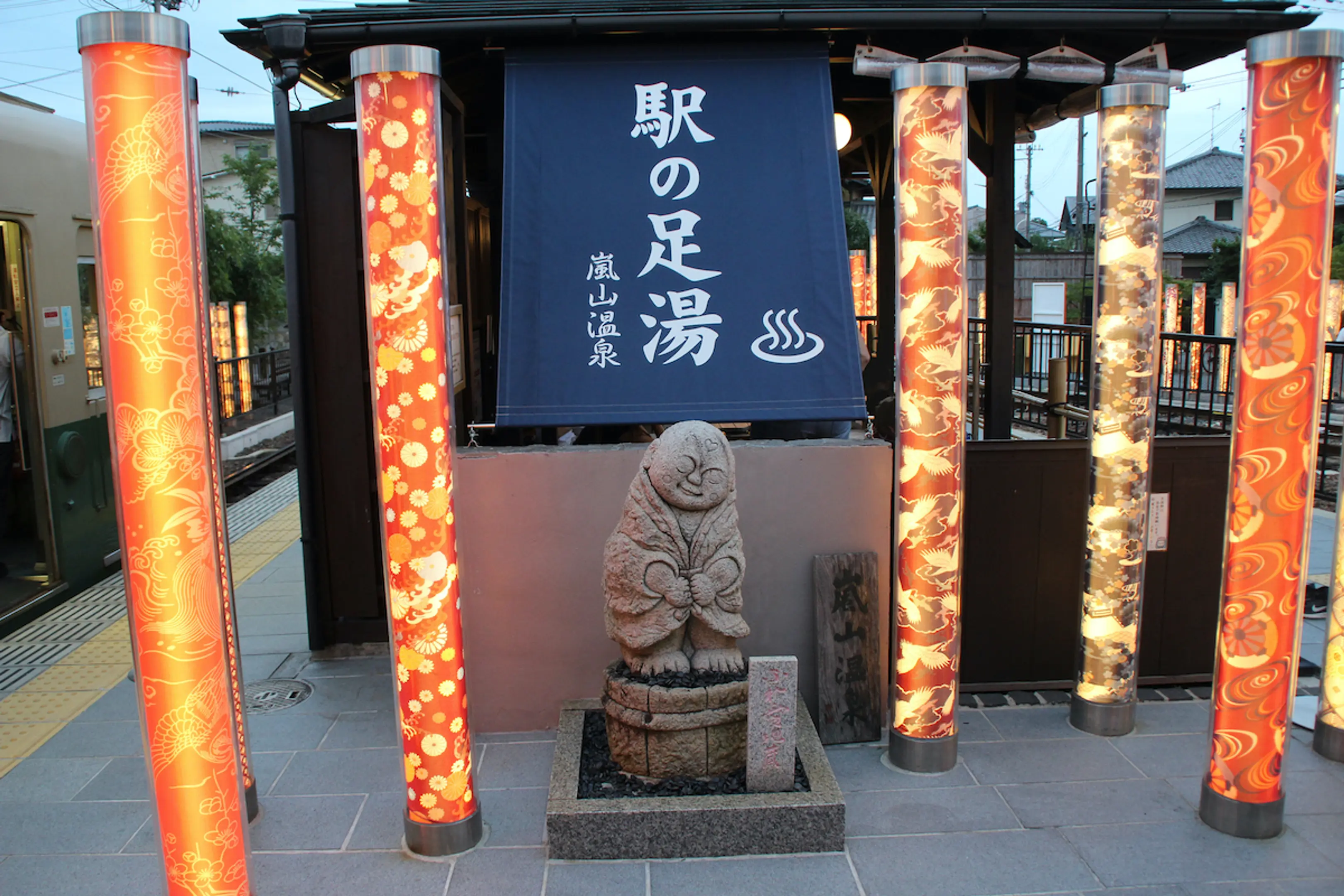 嵐山温泉・駅の足湯は手ぶらで行ける？料金や混雑回避の秘訣を徹底解説！