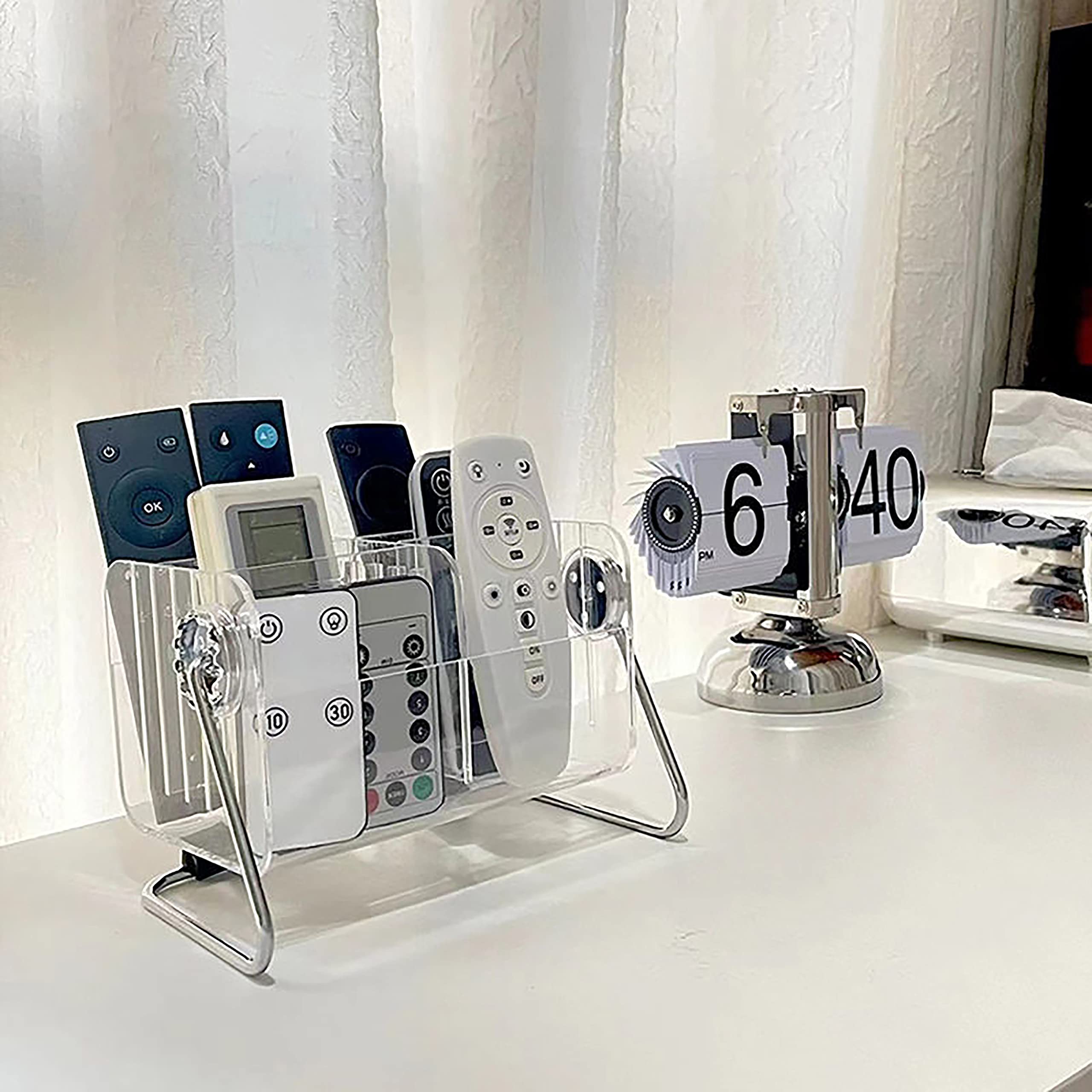 スマート家電全盛の2026年でも「迷子」が絶えない理由。リビングのノイズを消す「究極のリモコン整理術」