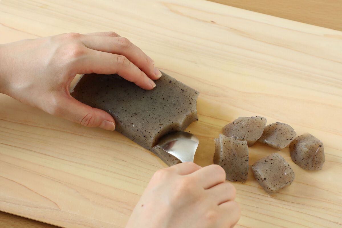 こんにゃくの下ゆでは本当に必要？臭み抜きと味染みを激変させるプロ技