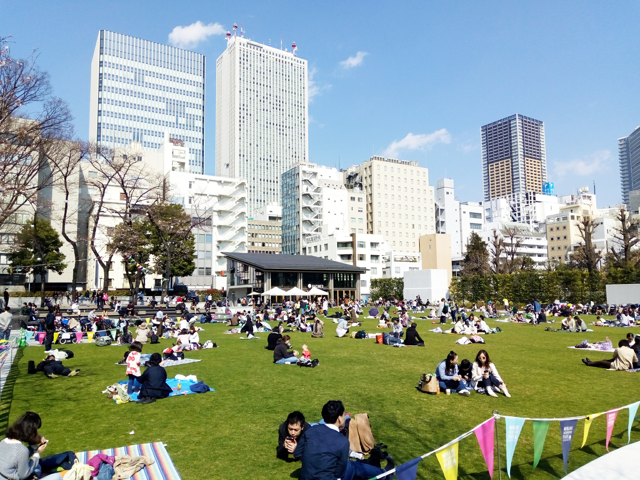 南池袋公園激変の真相とは？人気カフェ混雑や芝生ルール徹底解剖