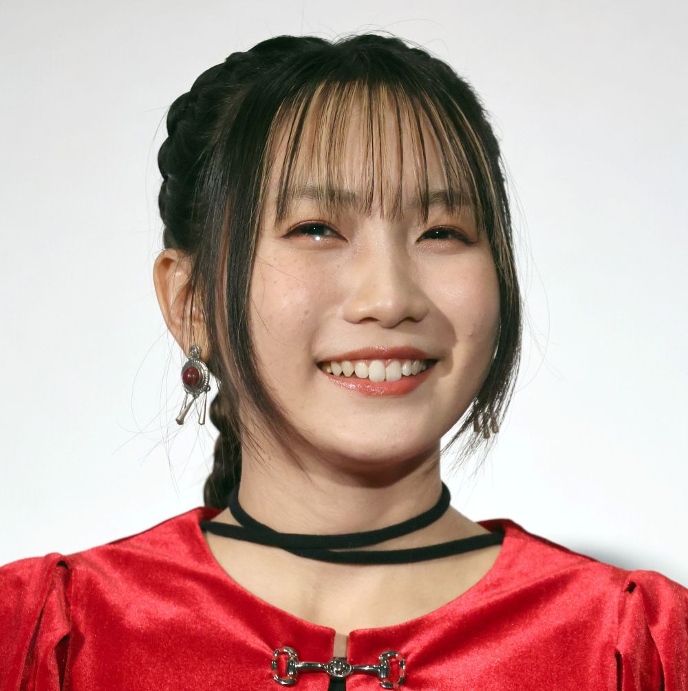 【2026年最新】Adoの「顔」を巡る熱狂と美学——なぜ世界は素顔なき歌姫に魅了され続けるのか