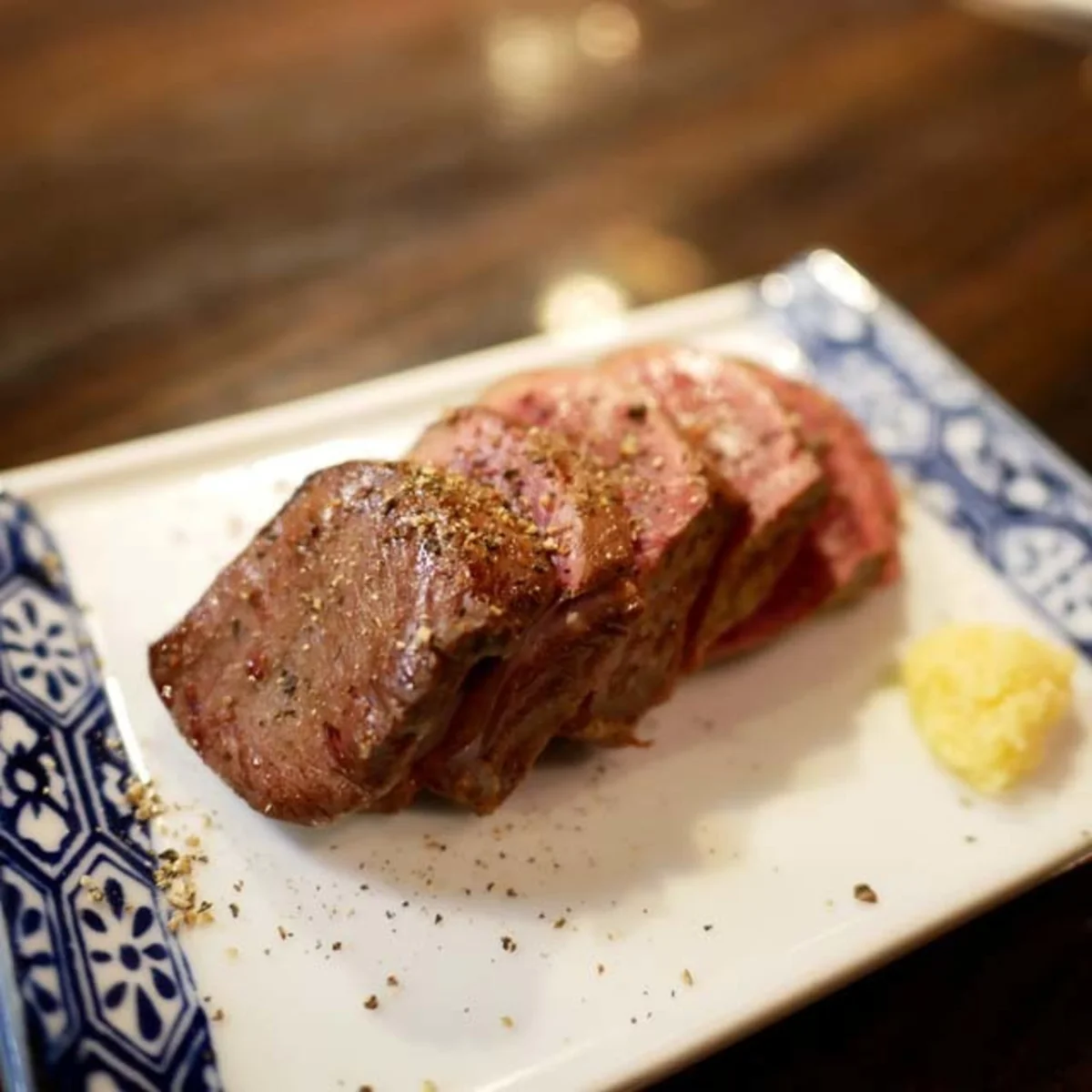 福岡・天神「肉の雷橋」なぜ予約が取れない？名物肉盛りと実態検証