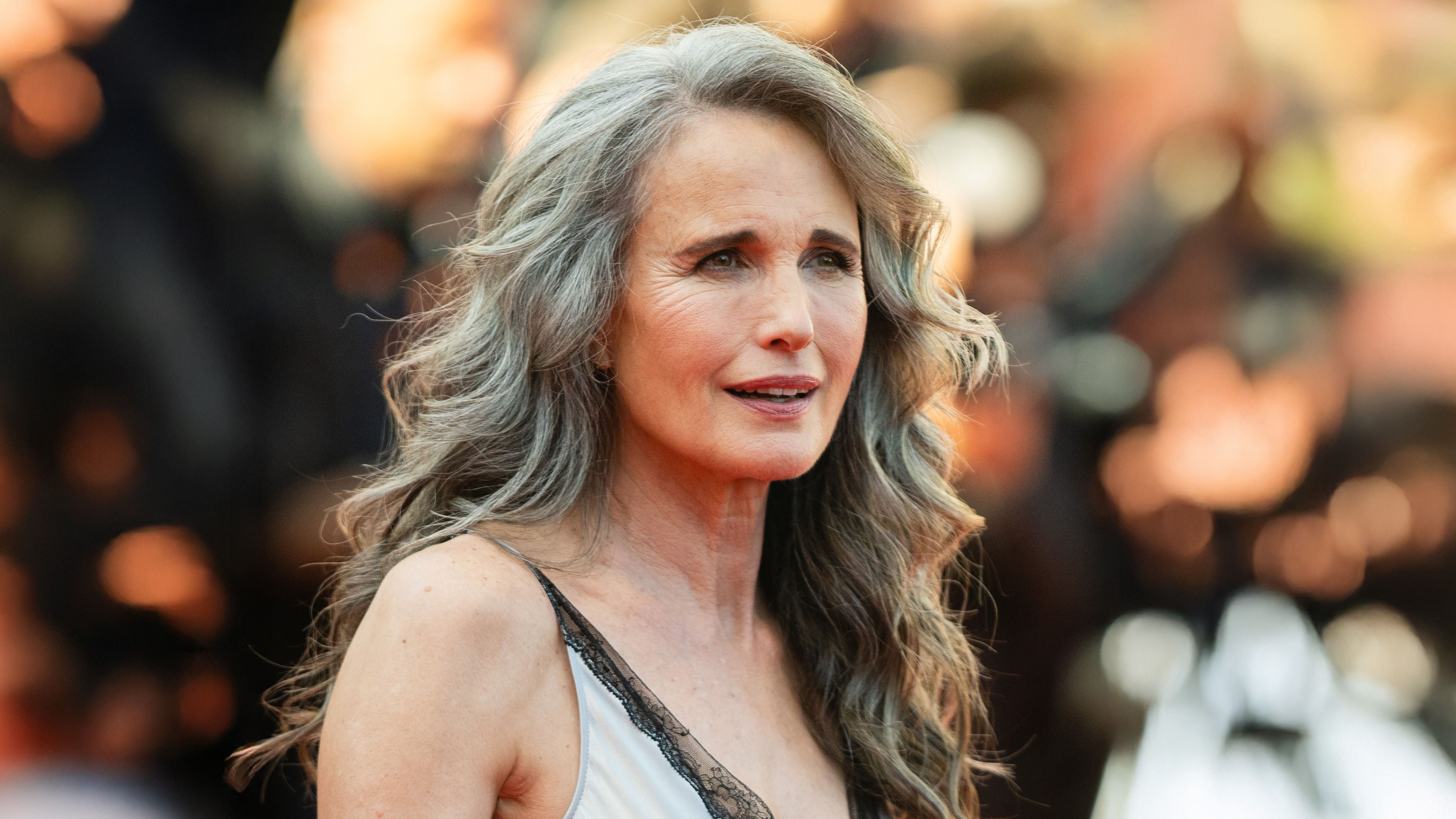 アンディ・マクダウェルの現在と若い頃！グレイヘアの美学と娘の絆
