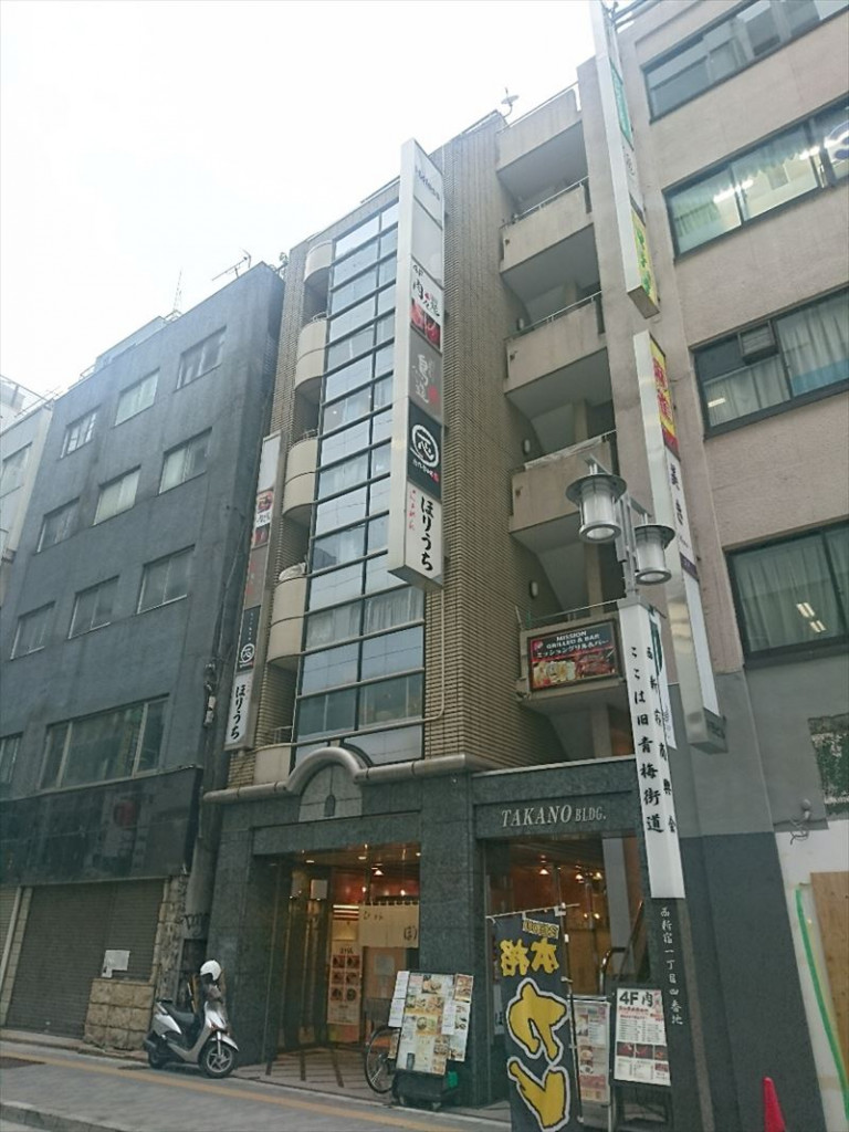 新宿東口の象徴「高野ビル」徹底解剖！本店パフェの魅力と混雑回避術