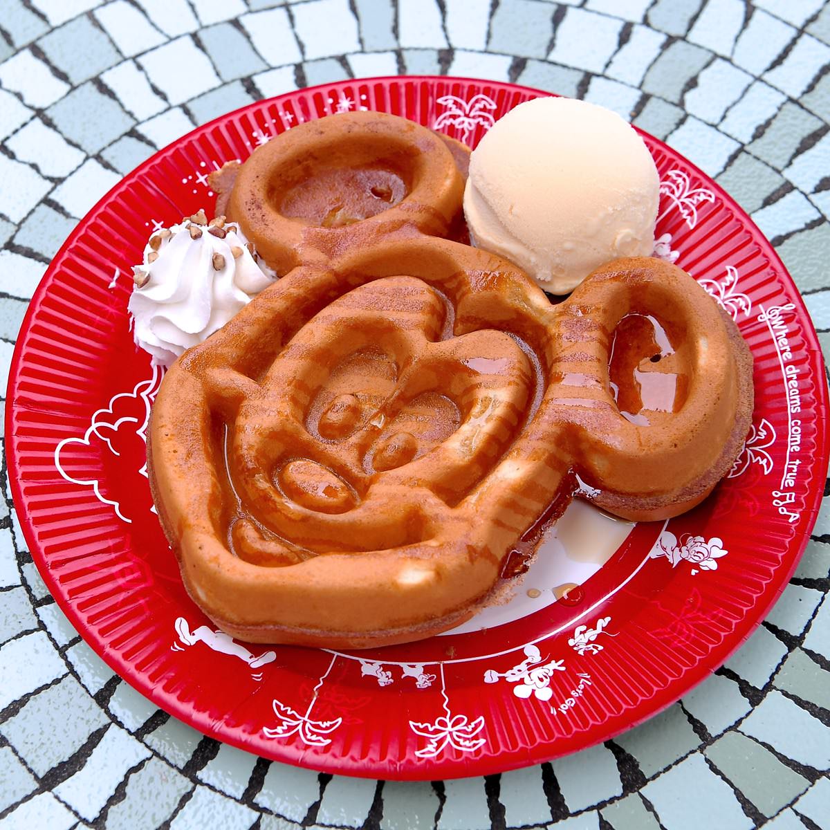 【2026年最新】東京ディズニーランド「ミッキーワッフル」待ち時間激減の裏技と限定フレーバー完全攻略