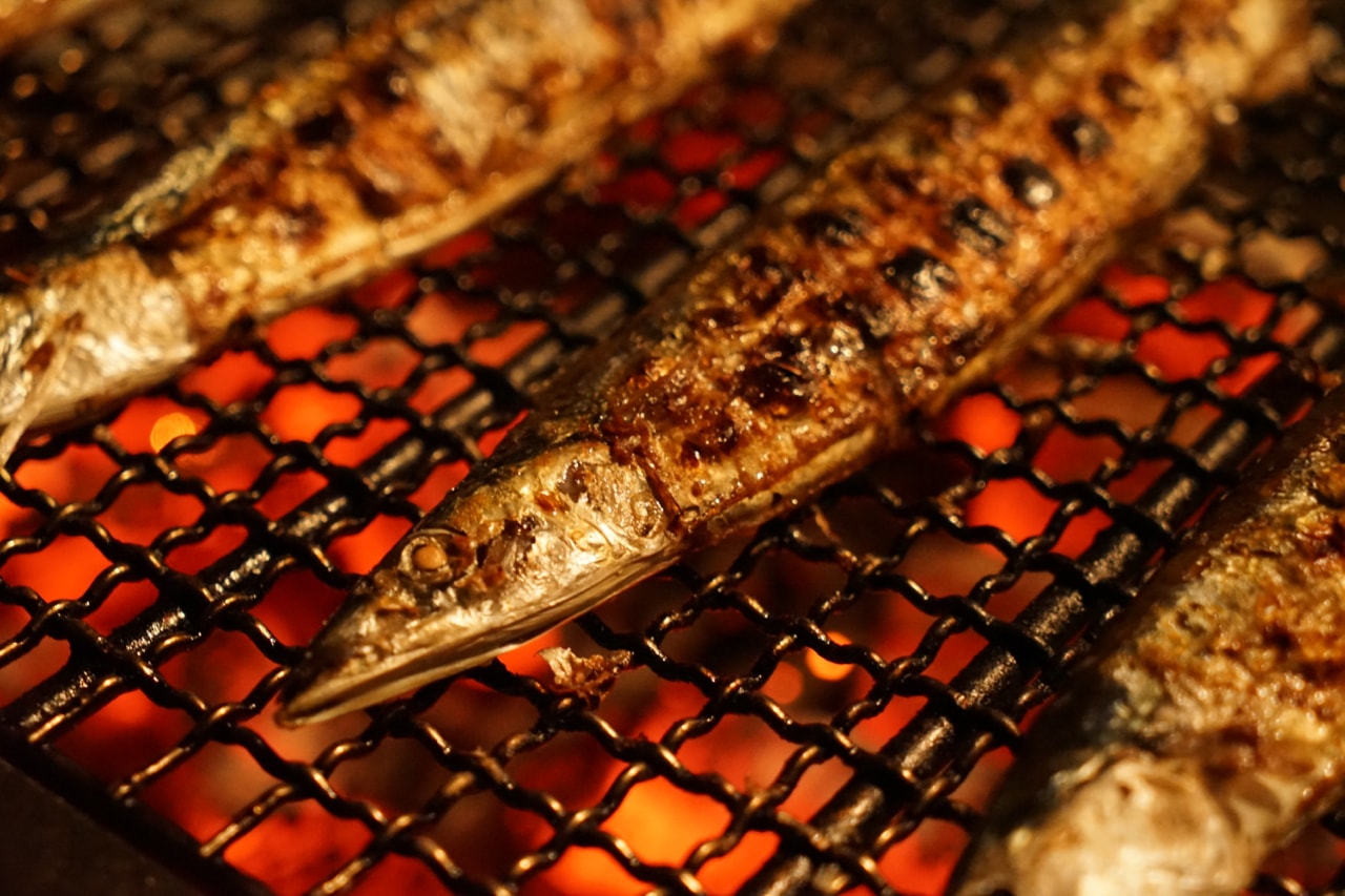 炭火焼きさんまの極意！網にくっつかず煙を出さないプロの火加減と技