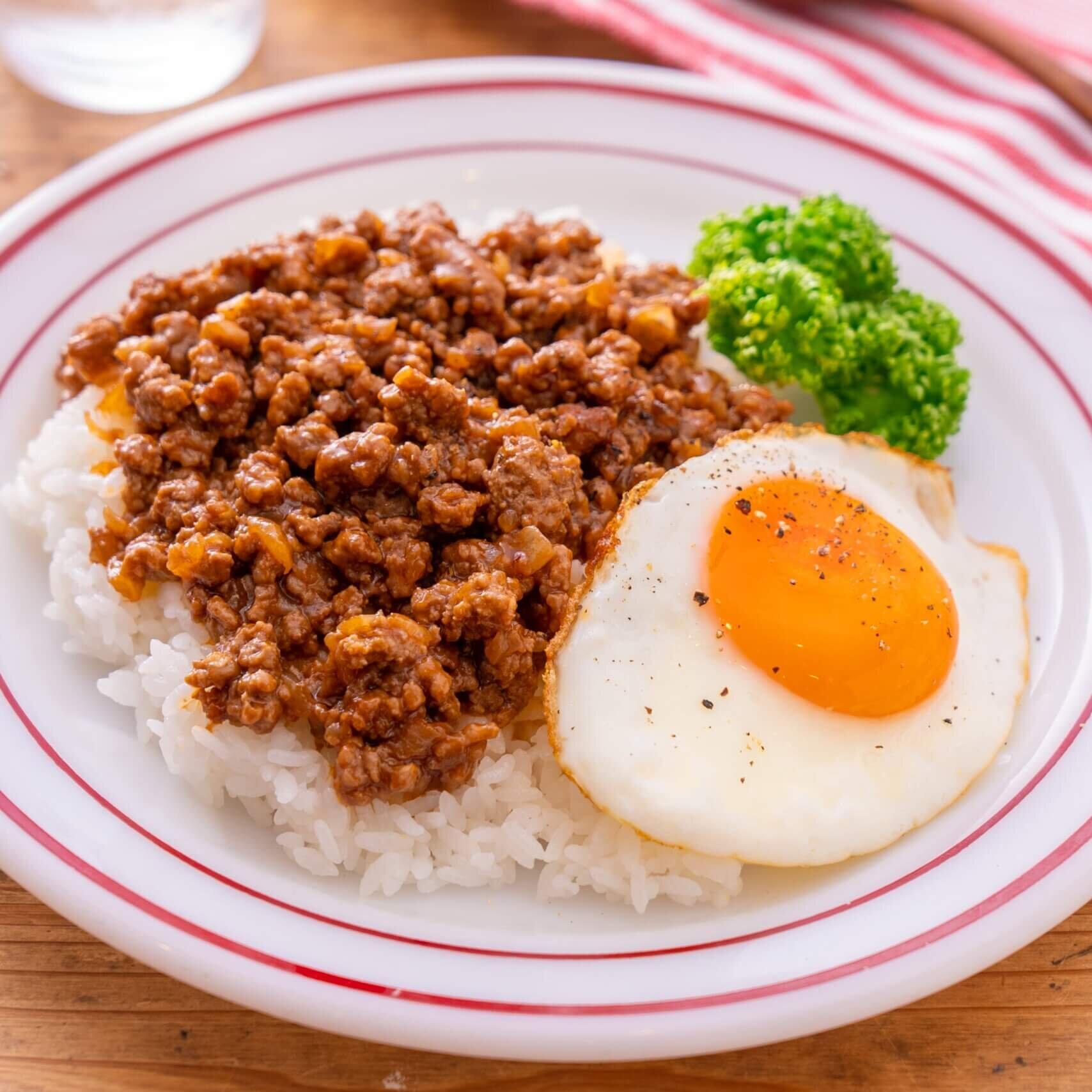 牛豚ひき肉レシピでパサつく原因判明！肉汁溢れる黄金比率とプロの裏技