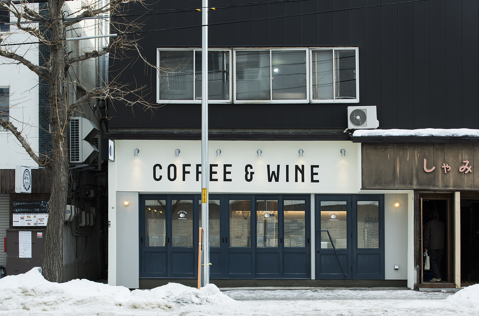 スタンダードコーヒーラボの評判は？世界級ラテアートと夜ワインの真価