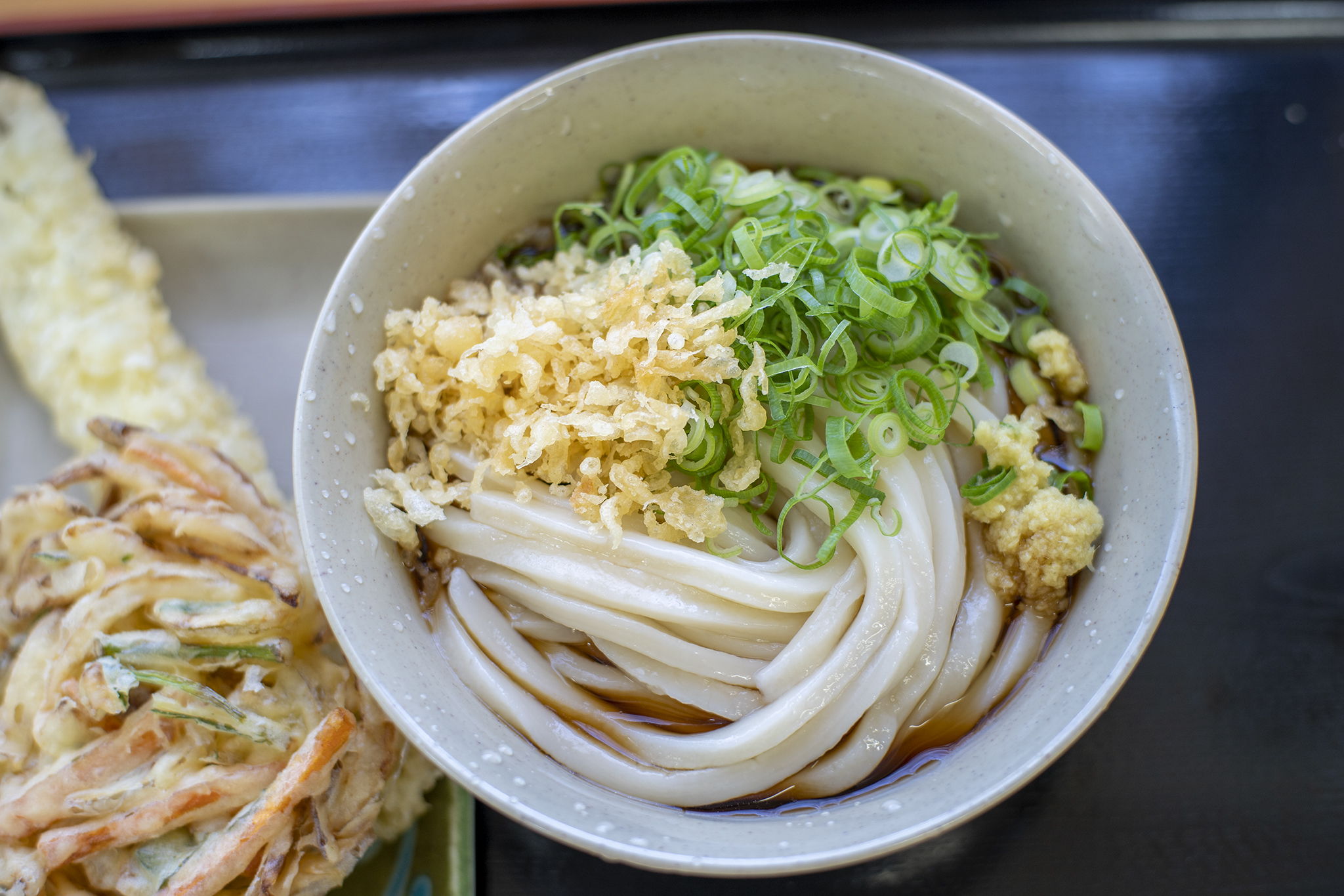 手打ちうどんますやに行列が絶えない理由と名物肉うどんの真価を解剖