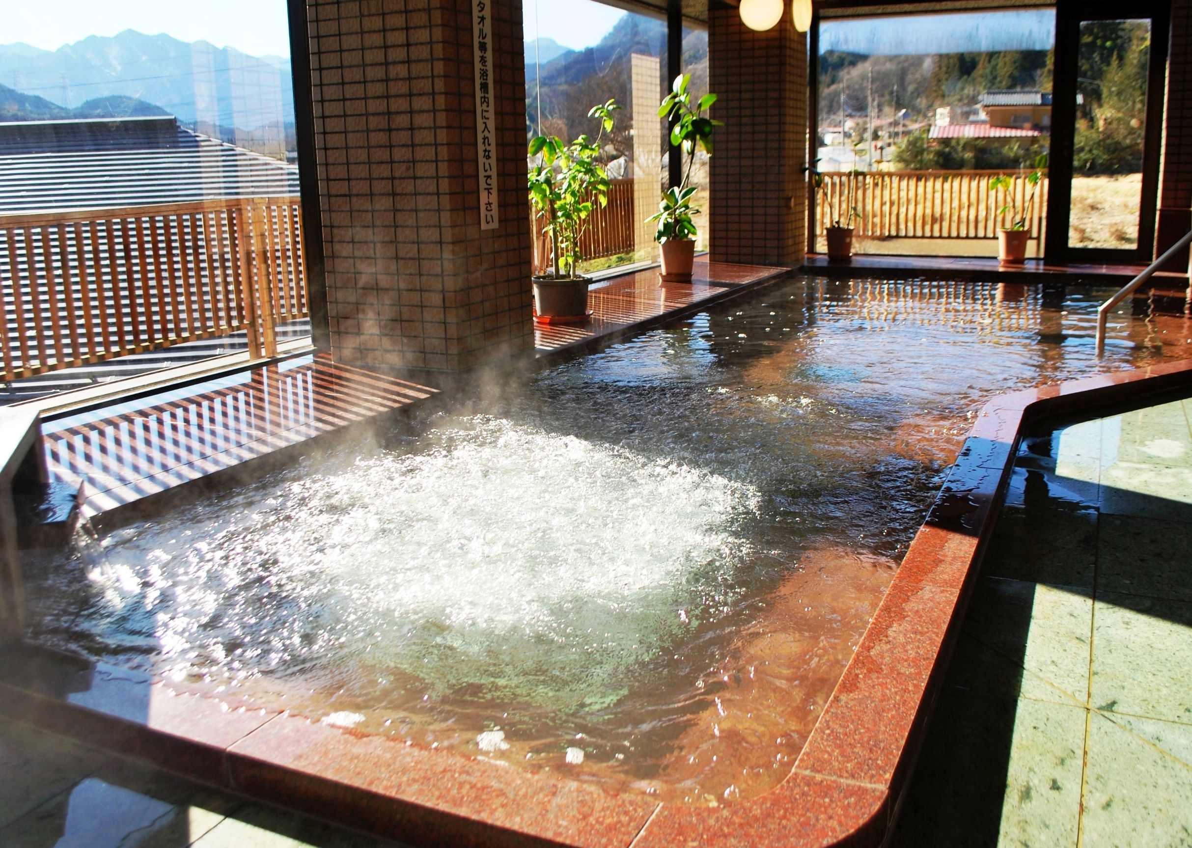 道の駅両神温泉薬師の湯で車中泊は可能か？美肌温泉と混雑の実態検証