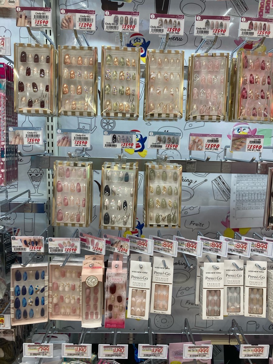 ドンキのネイルチップがなぜ完売？売り場と取れない付け方を徹底調査