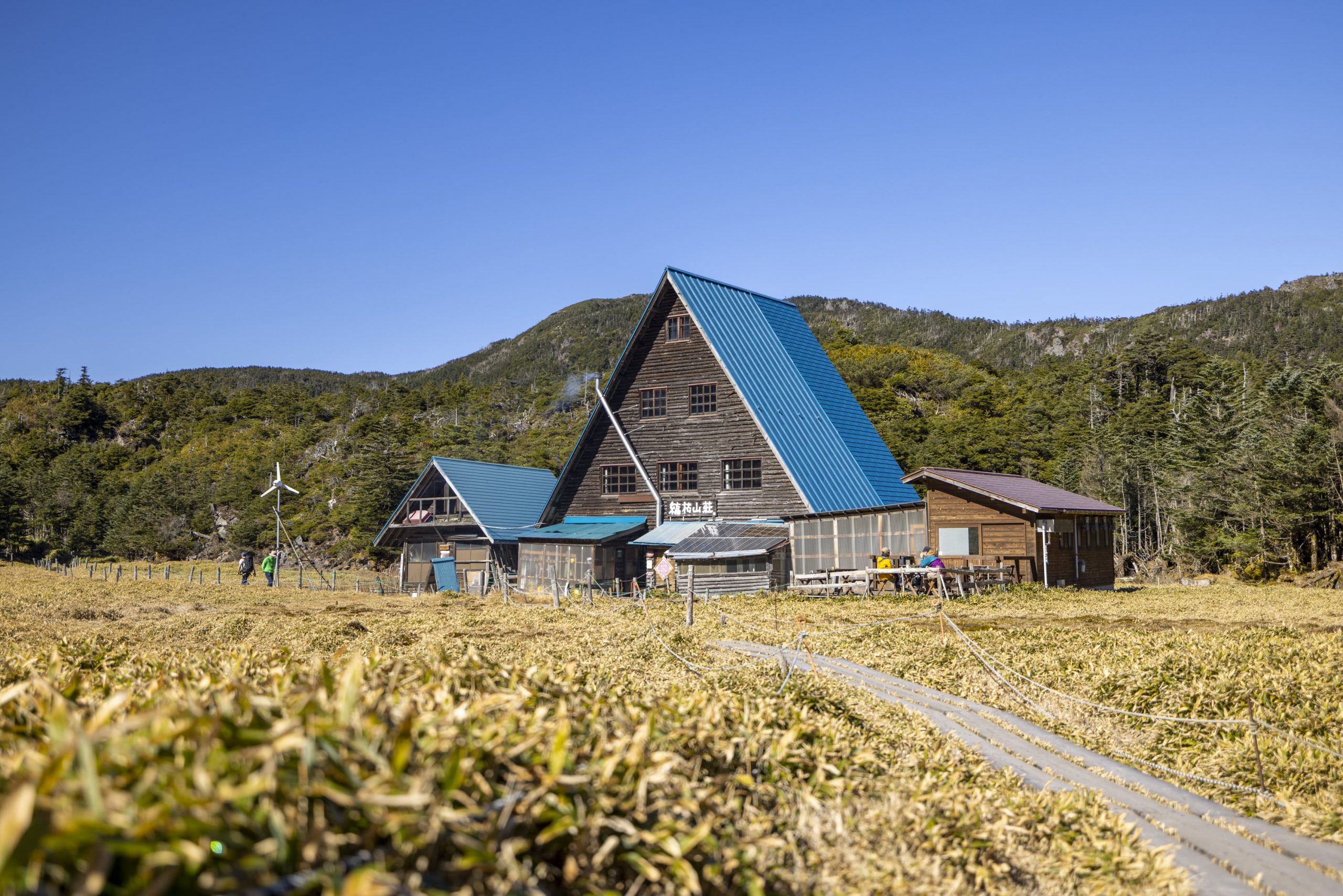 北八ヶ岳の青い屋根「縞枯山荘」が愛される理由と2026年最新宿泊ガイド
