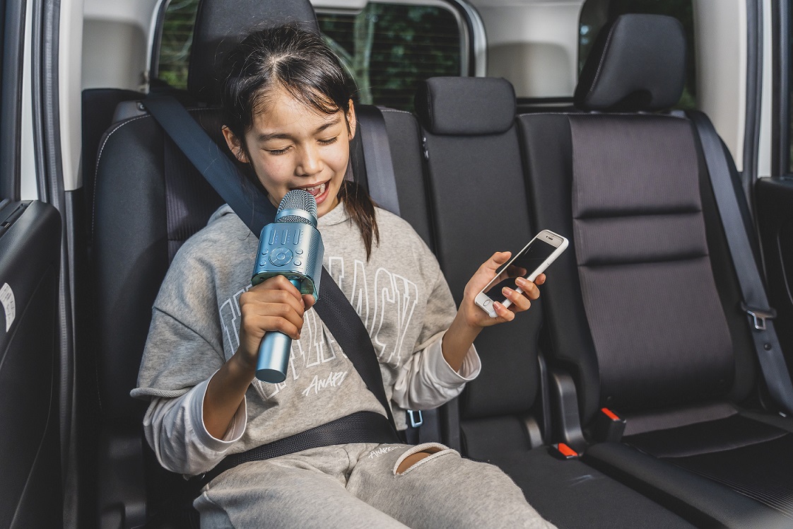 車内カラオケ完全ガイド！音漏れの真相や違法性・おすすめマイクを解説
