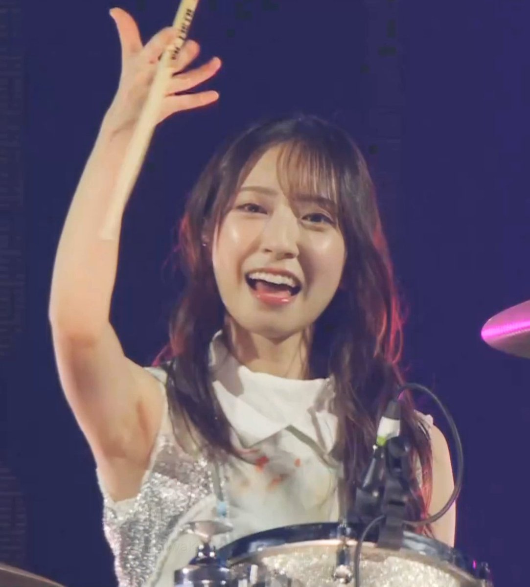 日向坂46新衣装に視線集中！躍動するステージと圧巻美の舞台裏
